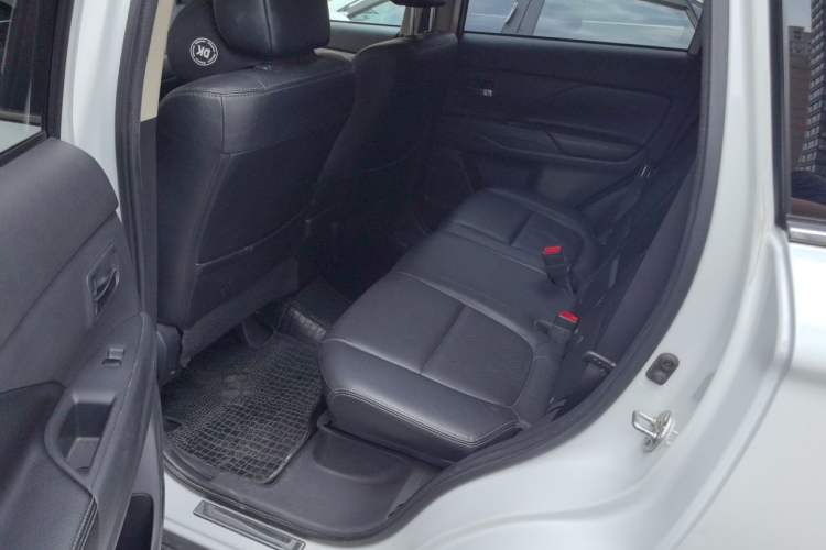 Used Mitsubishi Outlander 2013 2.4L 4x4 Luxury Navigation Edition 5 Seats Left Rear Seat