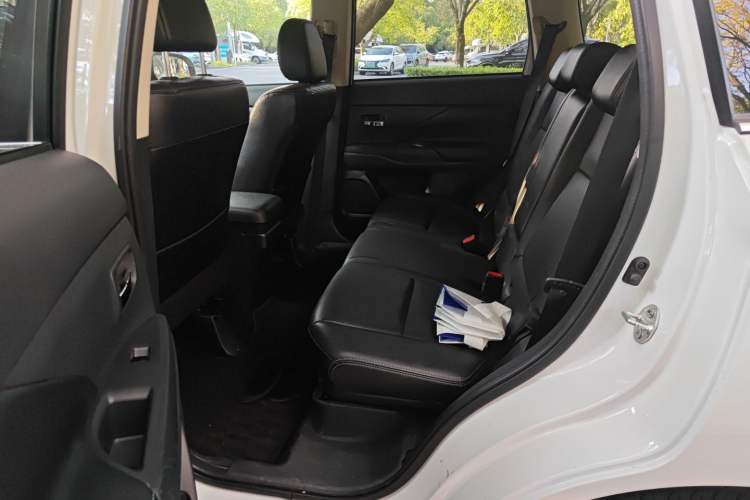 Used Mitsubishi Outlander 2013 2.4L 4x4 Luxury Navigation Edition 5 Seats Left Rear Seat