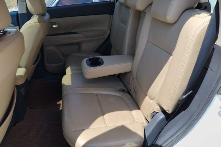 Used Mitsubishi Outlander 2013 2.4L Four-Wheel Drive Luxury Navigation Version 7 Seats Left Rear Seat
