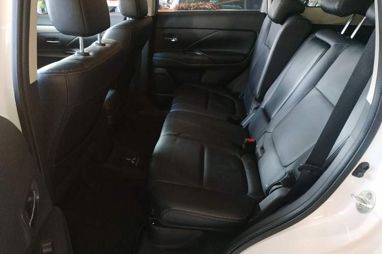 Used Mitsubishi Outlander 2013 2.4L Four-Wheel Drive Luxury Navigation Version 7 Seats Left Rear Seat