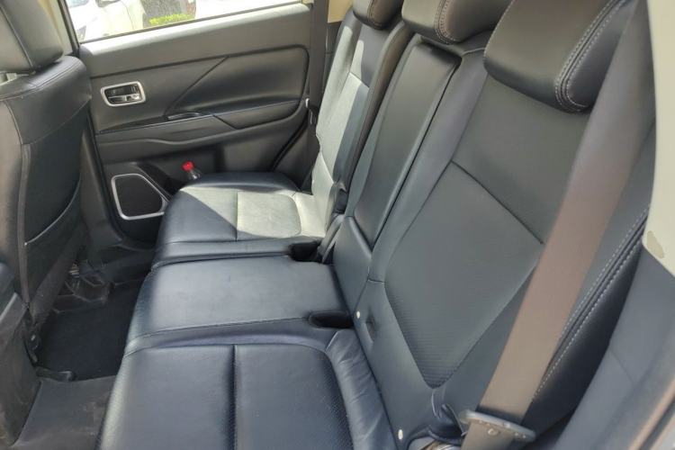 Used Mitsubishi Outlander 2013 2.4L 4x4 Luxury Navigation Edition 5 Seats Left Rear Seat
