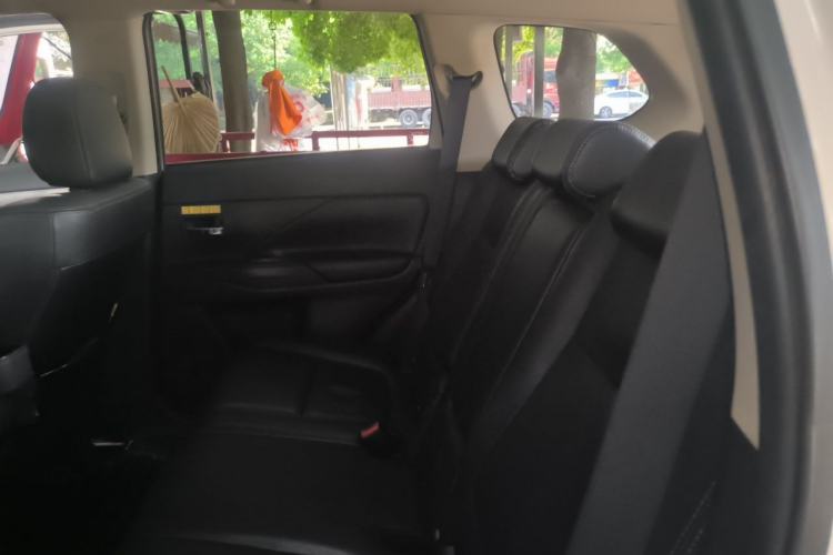 Used Mitsubishi Outlander 2013 2.4L 4x4 Luxury Navigation Edition 5 Seats Left Rear Seat