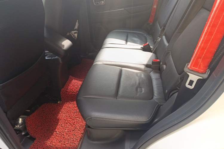 Used Mitsubishi Outlander 2013 2.4L 4x4 Luxury Navigation Edition 5 Seats Left Rear Seat