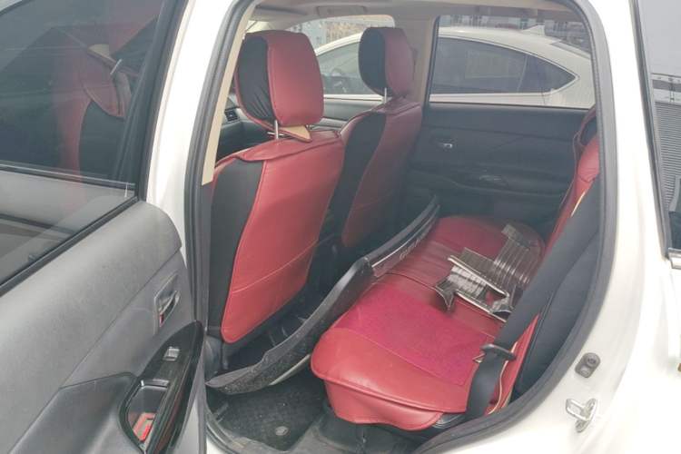 Used Mitsubishi Outlander 2013 2.4L 4x4 Luxury Navigation Edition 5 Seats Left Rear Seat