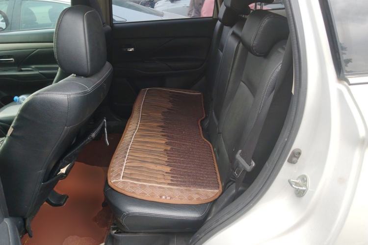 Used Mitsubishi Outlander 2013 2.4L Four-Wheel Drive Luxury Navigation Version 7 Seats Left Rear Seat