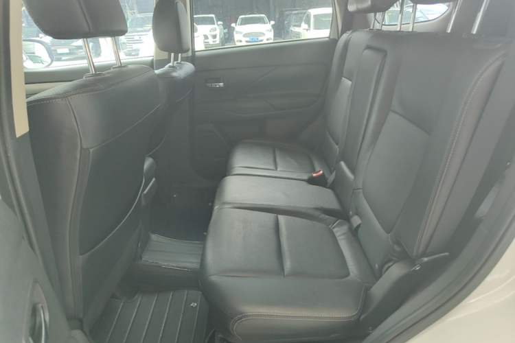 Used Mitsubishi Outlander 2013 2.4L Four-Wheel Drive Luxury Navigation Version 7 Seats Left Rear Seat