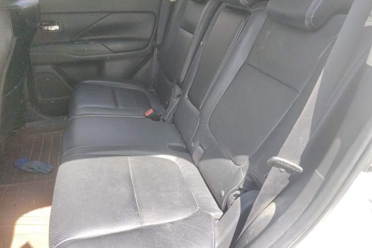 Used Mitsubishi Outlander 2013 2.4L 4x4 Luxury Navigation Edition 5 Seats Left Rear Seat