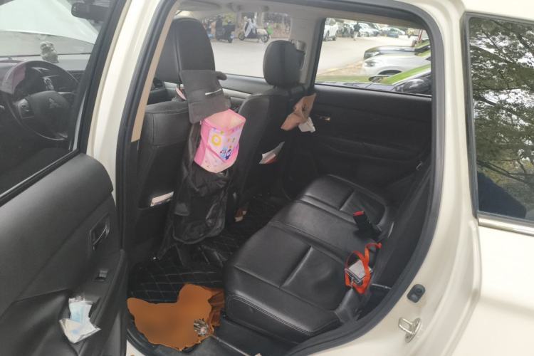 Used Mitsubishi Outlander 2013 2.4L Four-Wheel Drive Luxury Navigation Version 7 Seats Left Rear Seat