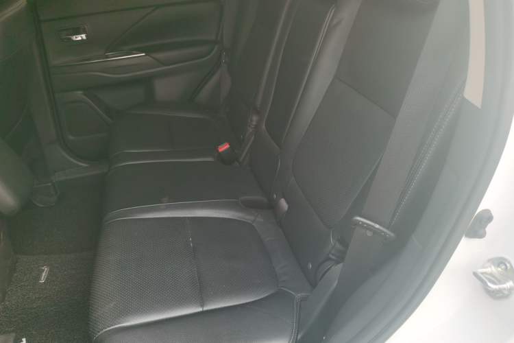 Used Mitsubishi Outlander 2013 2.4L 4x4 Luxury Navigation Edition 5 Seats Left Rear Seat