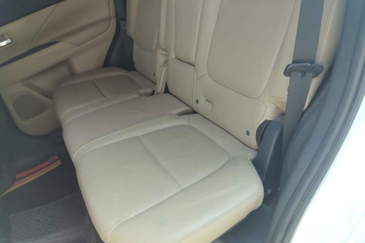 Used Mitsubishi Outlander 2013 2.4L 4x4 Luxury Navigation Edition 5 Seats Left Rear Seat