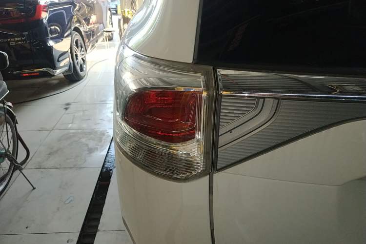Used Mitsubishi Outlander 2013 2.4L Four-Wheel Drive Luxury Navigation Version 7 Seats Left Rear Taillight
