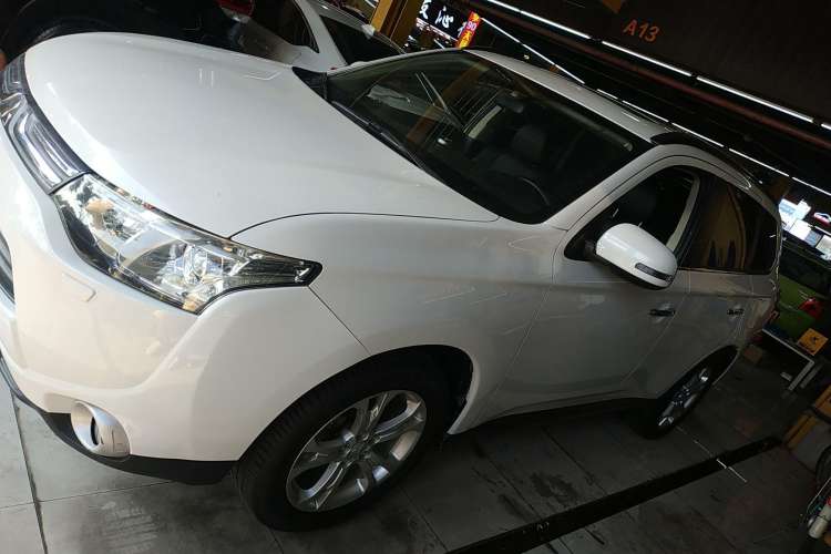 Used Mitsubishi Outlander 2013 2.4L Four-Wheel Drive Luxury Navigation Version 7 Seats Left Side