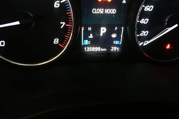 Used Mitsubishi Outlander 2013 2.4L Four-Wheel Drive Luxury Navigation Version 7 Seats Odometer Close Up