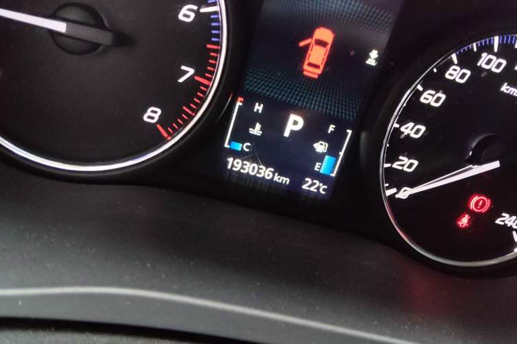 Used Mitsubishi Outlander 2013 2.4L Four-Wheel Drive Luxury Navigation Version 7 Seats Odometer Close Up