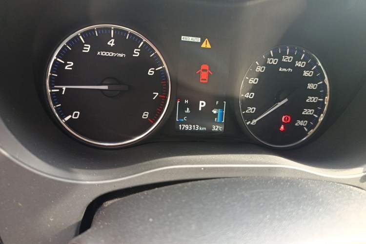 Used Mitsubishi Outlander 2013 2.4L 4x4 Luxury Navigation Edition 5 Seats Odometer Close Up