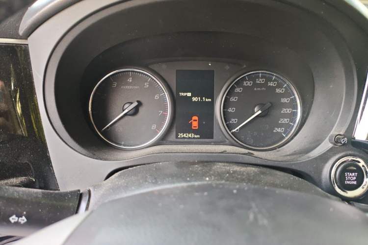 Used Mitsubishi Outlander 2013 2.4L Four-Wheel Drive Luxury Navigation Version 7 Seats Odometer Close Up