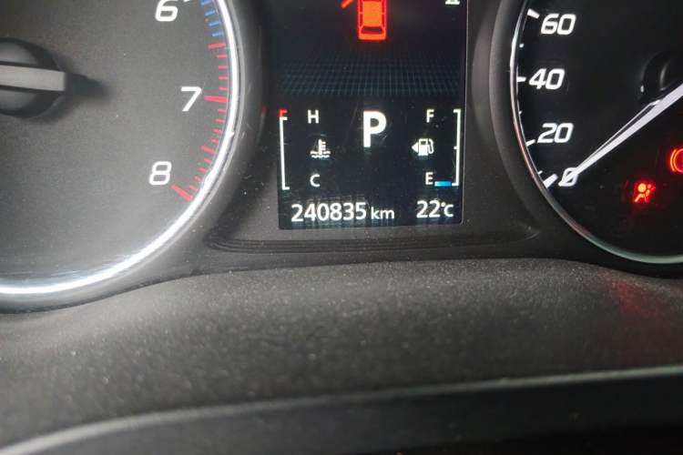 Used Mitsubishi Outlander 2013 2.4L Four-Wheel Drive Luxury Navigation Version 7 Seats Odometer Close Up