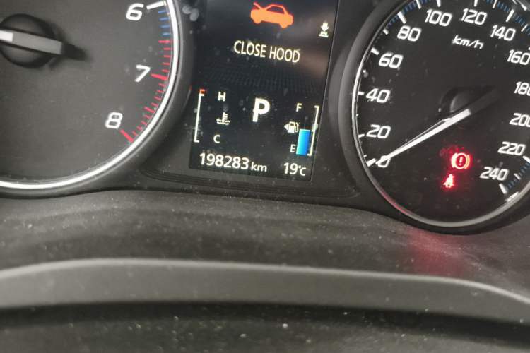 Used Mitsubishi Outlander 2013 2.4L Four-Wheel Drive Luxury Navigation Version 7 Seats Odometer Close Up