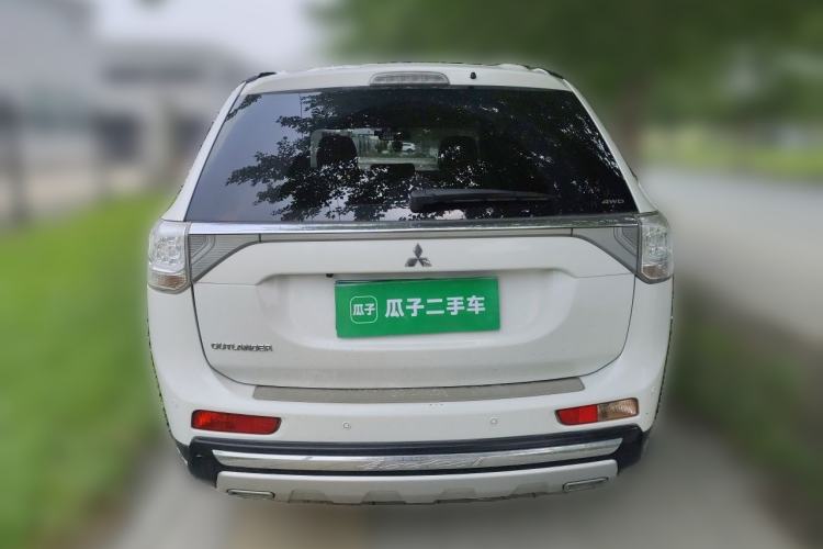 Used Mitsubishi Outlander 2013 2.4L 4x4 Luxury Navigation Edition 5 Seats Rear