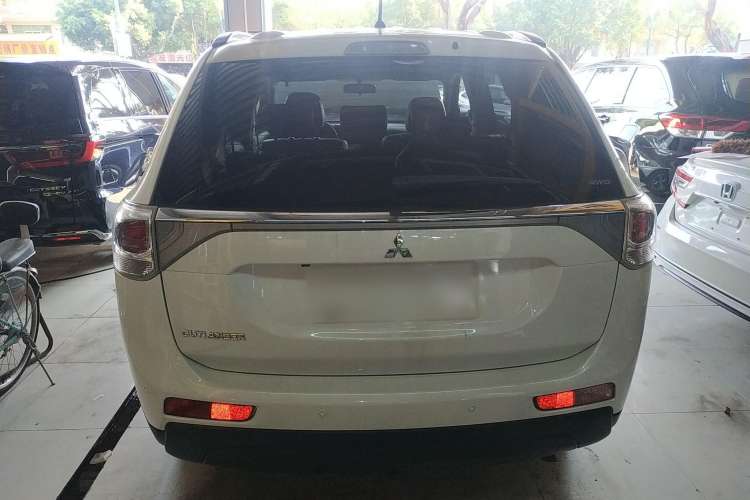 Used Mitsubishi Outlander 2013 2.4L Four-Wheel Drive Luxury Navigation Version 7 Seats Rear