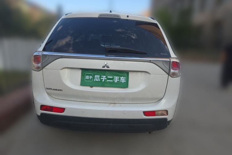Used Mitsubishi Outlander 2013 2.4L Four-Wheel Drive Luxury Navigation Version 7 Seats Rear