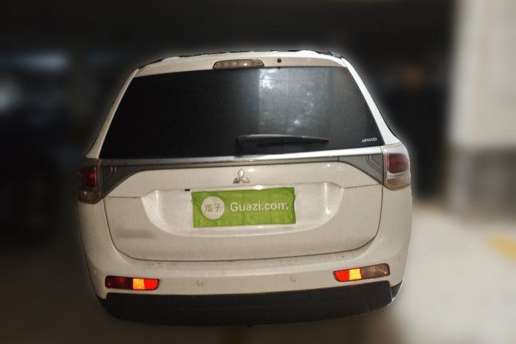 Used Mitsubishi Outlander 2013 2.4L Four-Wheel Drive Luxury Navigation Version 7 Seats Rear