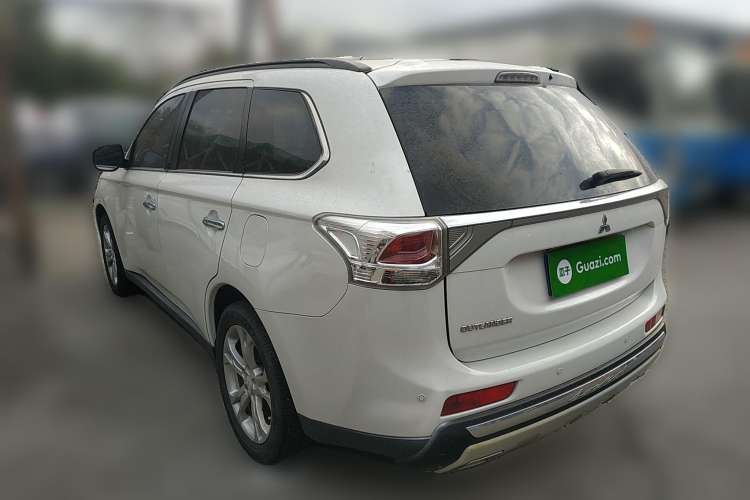 Used Mitsubishi Outlander 2013 2.4L 4x4 Luxury Navigation Edition 5 Seats Rear Left 45 Deg