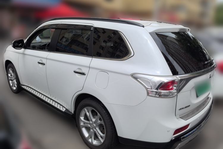 Used Mitsubishi Outlander 2013 2.4L 4x4 Luxury Navigation Edition 5 Seats Rear Left 45 Deg