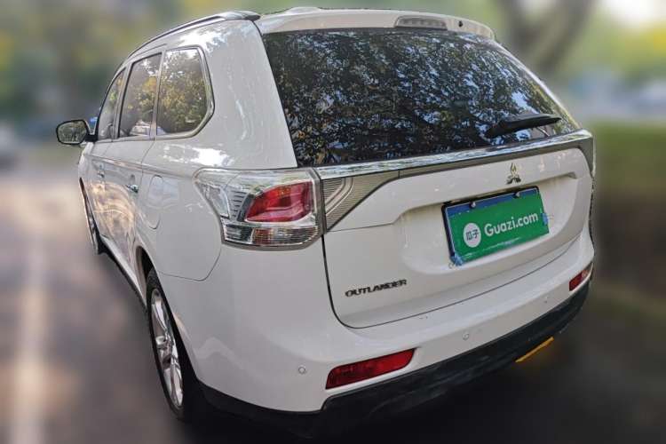 Used Mitsubishi Outlander 2013 2.4L 4x4 Luxury Navigation Edition 5 Seats Rear Left 45 Deg