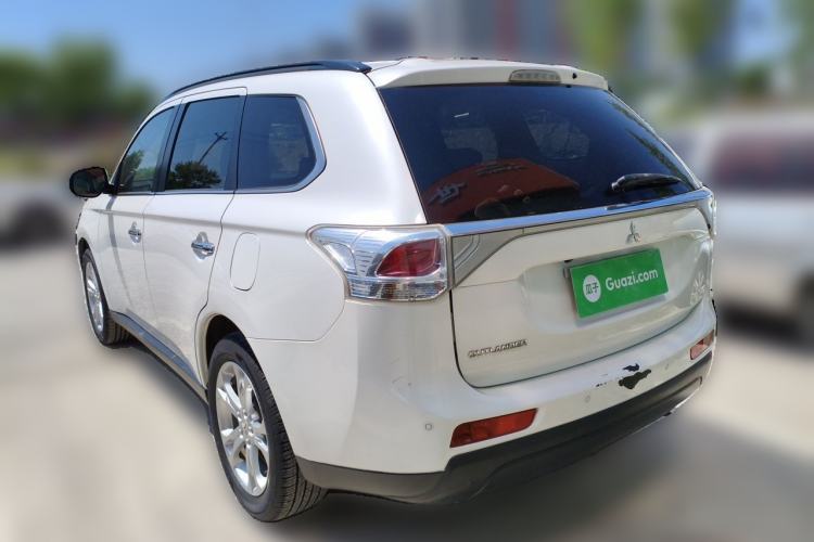 Used Mitsubishi Outlander 2013 2.4L Four-Wheel Drive Luxury Navigation Version 7 Seats Rear Left 45 Deg