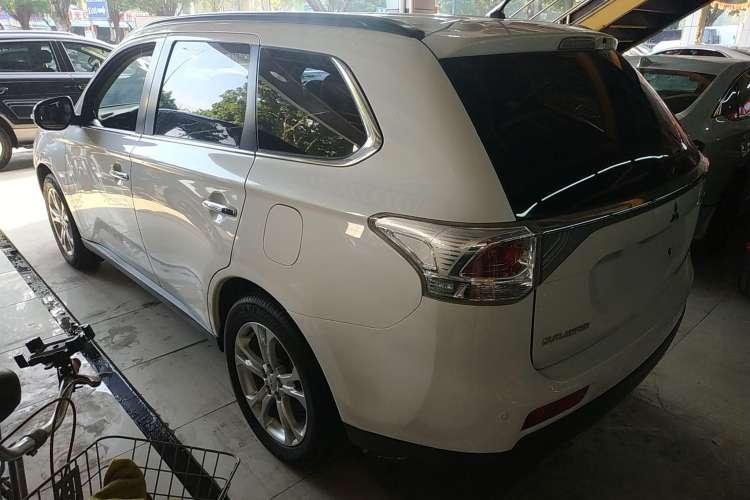 Used Mitsubishi Outlander 2013 2.4L Four-Wheel Drive Luxury Navigation Version 7 Seats Rear Left 45 Deg