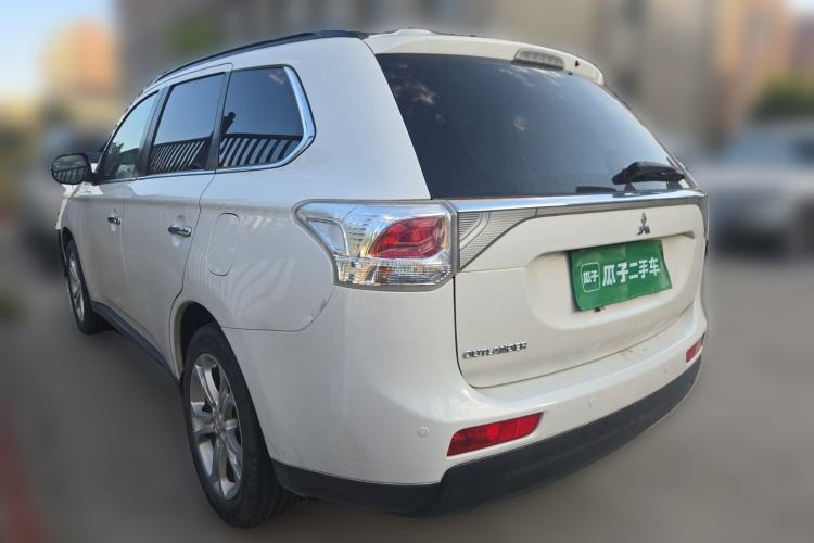 Used Mitsubishi Outlander 2013 2.4L Four-Wheel Drive Luxury Navigation Version 7 Seats Rear Left 45 Deg