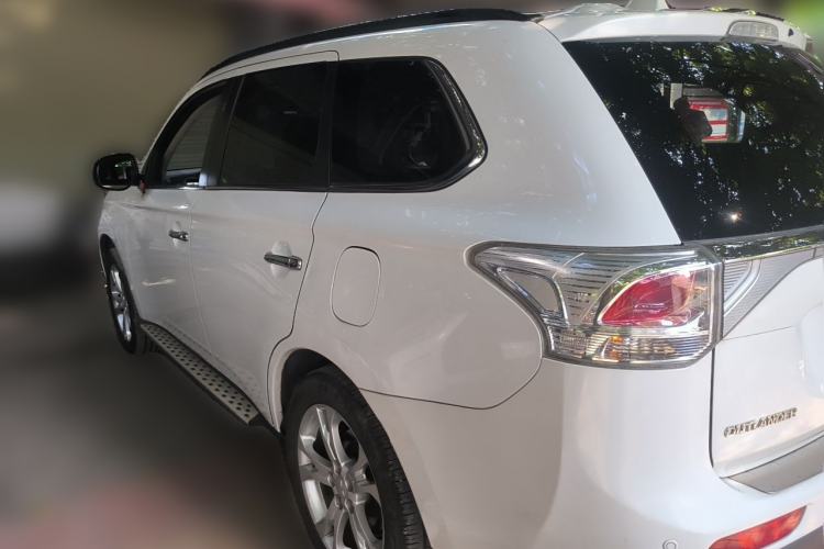 Used Mitsubishi Outlander 2013 2.4L 4x4 Luxury Navigation Edition 5 Seats Rear Left 45 Deg