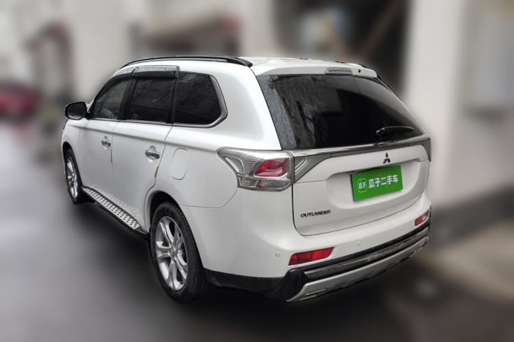 Used Mitsubishi Outlander 2013 2.4L 4x4 Luxury Navigation Edition 5 Seats Rear Left 45 Deg