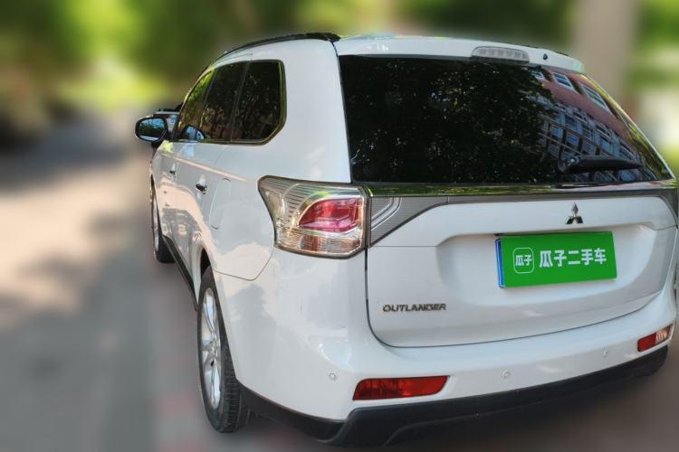 Used Mitsubishi Outlander 2013 2.4L 4x4 Luxury Navigation Edition 5 Seats Rear Left 45 Deg