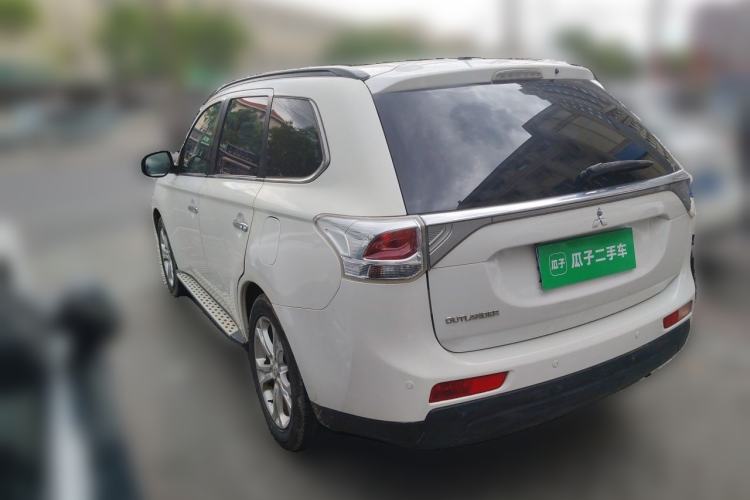 Used Mitsubishi Outlander 2013 2.4L Four-Wheel Drive Luxury Navigation Version 7 Seats Rear Left 45 Deg