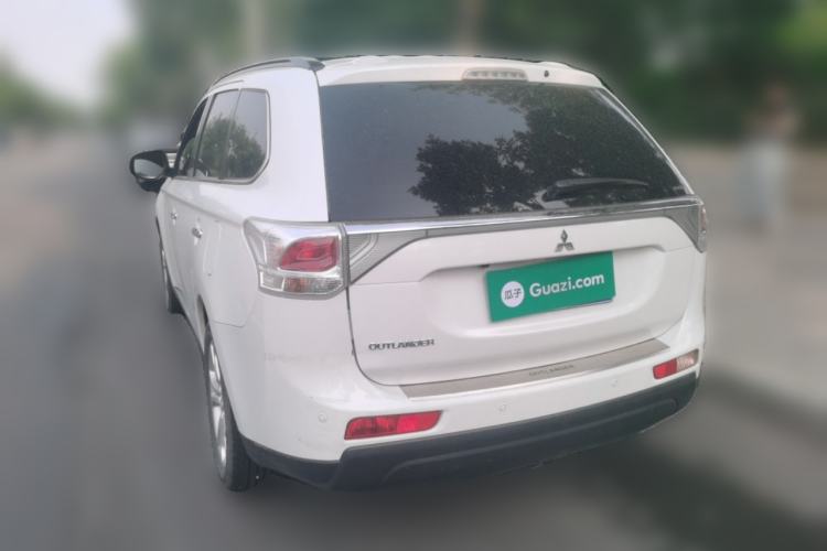 Used Mitsubishi Outlander 2013 2.4L 4x4 Luxury Navigation Edition 5 Seats Rear Left 45 Deg