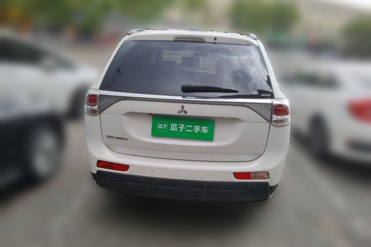 Used Mitsubishi Outlander 2013 2.4L Four-Wheel Drive Luxury Navigation Version 7 Seats Rear
