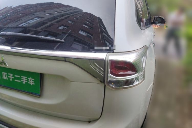 Used Mitsubishi Outlander 2013 2.4L 4x4 Luxury Navigation Edition 5 Seats Rear Right 45 Deg