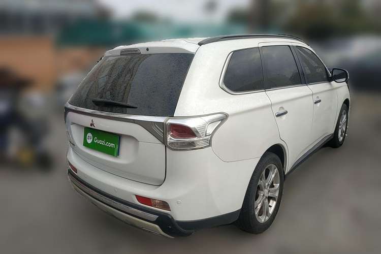 Used Mitsubishi Outlander 2013 2.4L 4x4 Luxury Navigation Edition 5 Seats Rear Right 45 Deg