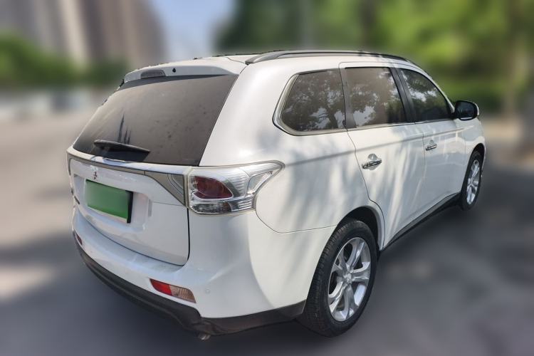 Used Mitsubishi Outlander 2013 2.4L 4x4 Luxury Navigation Edition 5 Seats Rear Right 45 Deg