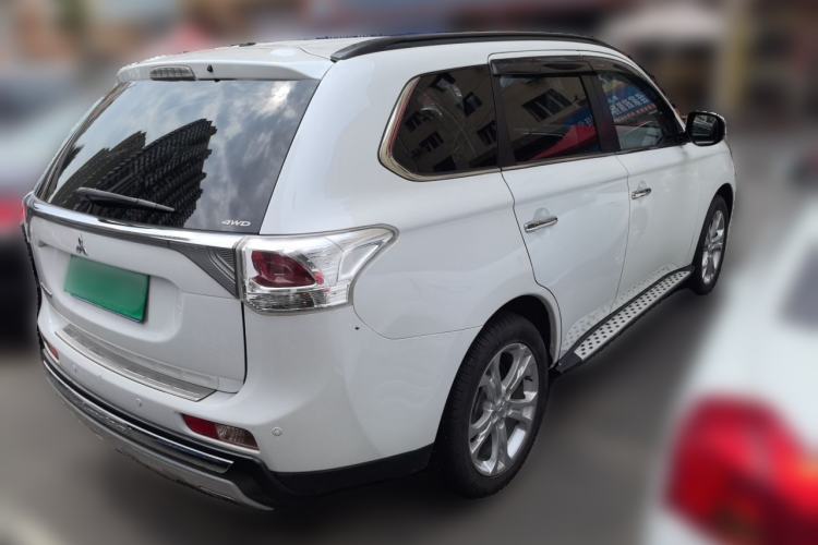 Used Mitsubishi Outlander 2013 2.4L 4x4 Luxury Navigation Edition 5 Seats Rear Right 45 Deg