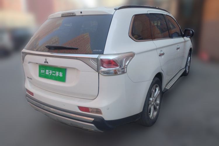 Used Mitsubishi Outlander 2013 2.4L 4x4 Luxury Navigation Edition 5 Seats Rear Right 45 Deg