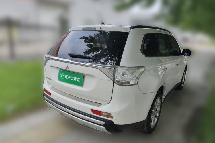 Used Mitsubishi Outlander 2013 2.4L 4x4 Luxury Navigation Edition 5 Seats Rear Right 45 Deg