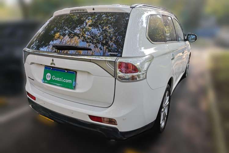 Used Mitsubishi Outlander 2013 2.4L 4x4 Luxury Navigation Edition 5 Seats Rear Right 45 Deg