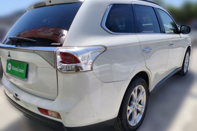 Used Mitsubishi Outlander 2013 2.4L Four-Wheel Drive Luxury Navigation Version 7 Seats Rear Right 45 Deg