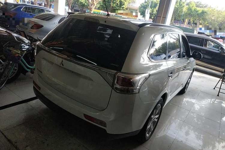 Used Mitsubishi Outlander 2013 2.4L Four-Wheel Drive Luxury Navigation Version 7 Seats Rear Right 45 Deg