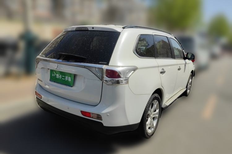 Used Mitsubishi Outlander 2013 2.4L 4x4 Luxury Navigation Edition 5 Seats Rear Right 45 Deg