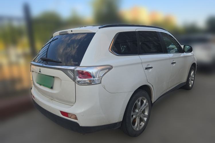 Used Mitsubishi Outlander 2013 2.4L Four-Wheel Drive Luxury Navigation Version 7 Seats Rear Right 45 Deg