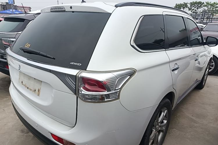 Used Mitsubishi Outlander 2013 2.4L 4x4 Luxury Navigation Edition 5 Seats Rear Right 45 Deg